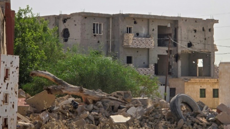 Quatre ans après la bataille de Tripoli, des civils menacés par mines et munitions