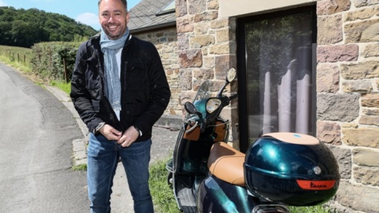 Maxime Prévot confiant en allant voter à Dave en Vespa