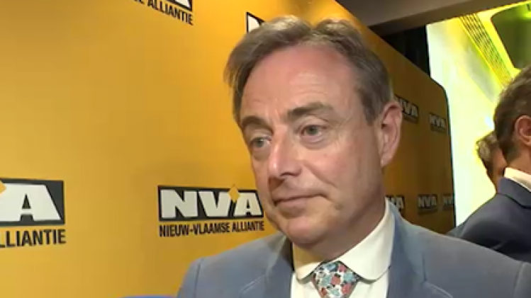 Interviewé dans son QG, Bart De Wever s'est dit étonné d'un tel succès pour son parti. Il s'étonne aussi de la défaite de la gauche en Wallonie, même si les résultats sont encore partiels.