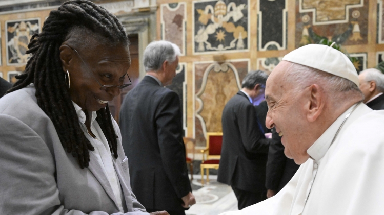 Pape François et Whoopi Goldberg