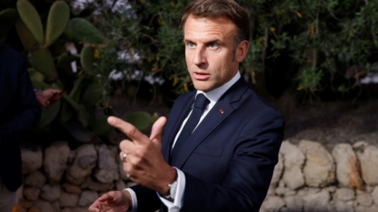 Malgré promesse et mises en garde, Macron en campagne permanente