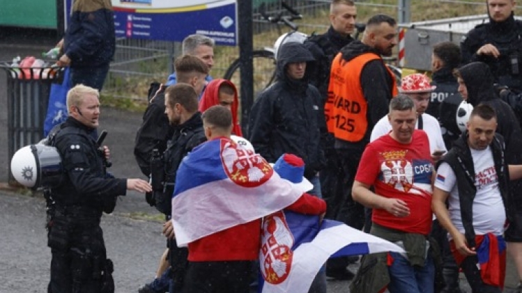 Échauffourées entre supporters anglais et serbes