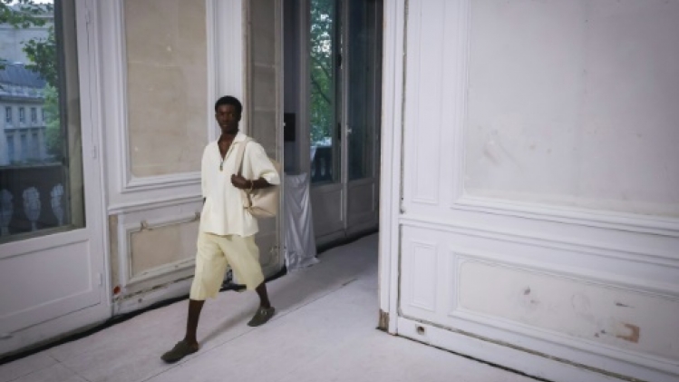 Sabots, foot chic, costume-bermuda: les tendances mode repérées à Paris