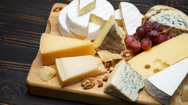 Selon différentes études, le fromage rend heureux