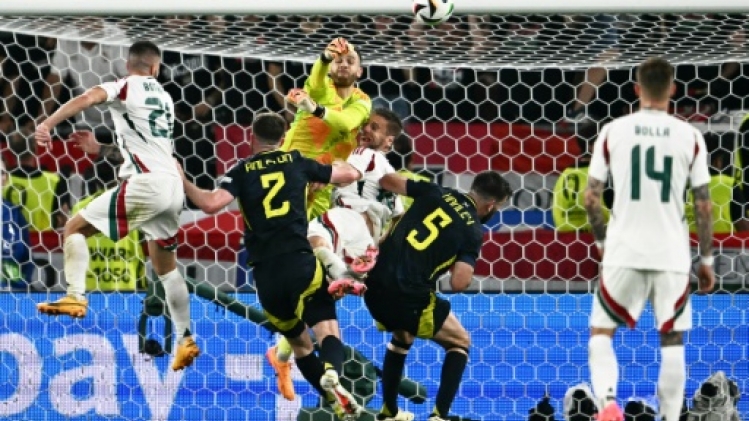 Euro-2024: l'attaquant hongrois Varga évacué sur civière après une chute sur la nuque