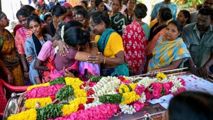 Alcool frelaté en Inde: 56 morts, 117 hospitalisés selon un nouveau bilan