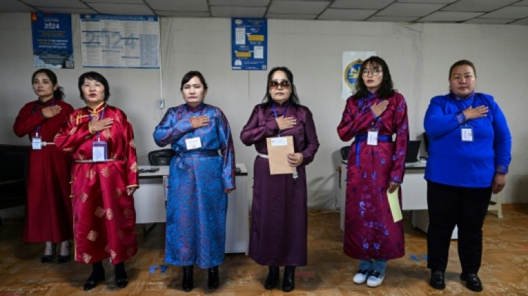 Vache et musique pop: les Mongols se rendent aux urnes à la campagne