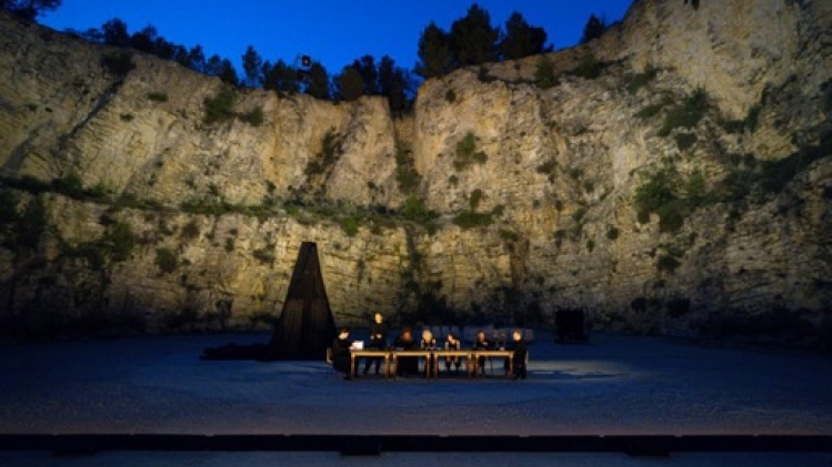 Le Festival d'Avignon s'ouvre une semaine plus tôt, la démocratie en boutonnière