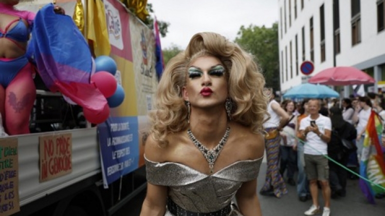 Marche des fiertés LGBTQ+: des milliers de personnes à Paris contre la transphobie