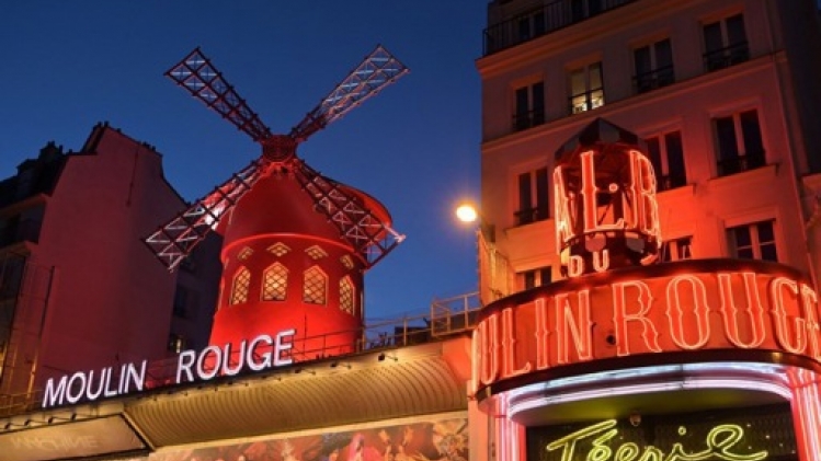 A Paris, le Moulin Rouge retrouve ses ailes