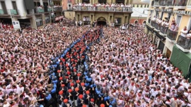 En Espagne, les fêtes de la San Fermin débutent à Pampelune