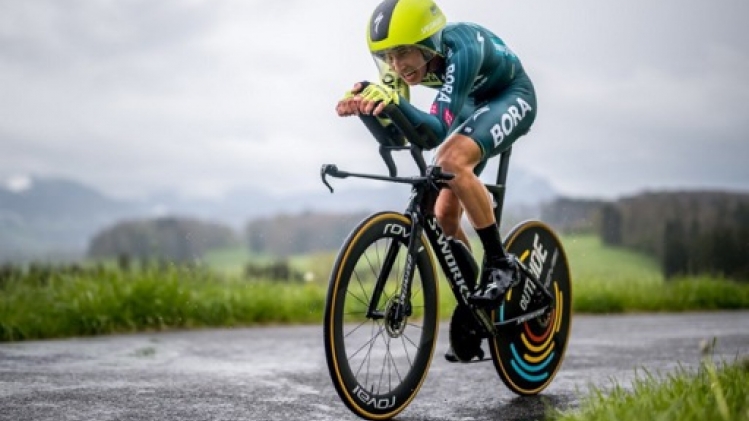 Florian Lipowitz remporte la 1re étape et endosse le maillot de leader