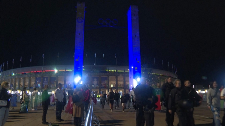 Des supporters devant le stade