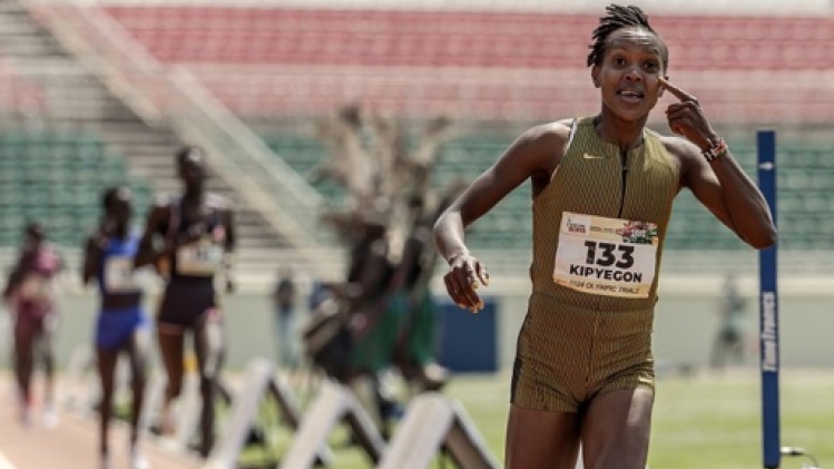 La Kényane Faith Kipyegon améliore son record du monde du 1.500m à Paris