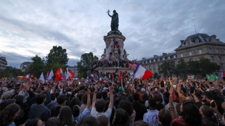 La police met fin au rassemblement des milliers de Parisiens place de la République