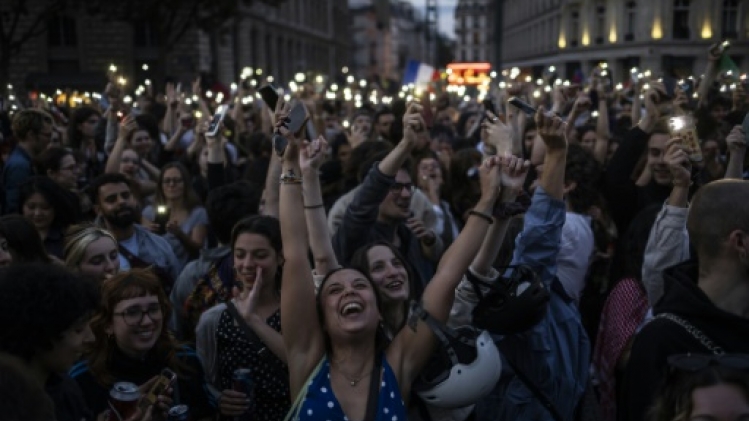 A Paris, des milliers de personnes célèbrent l'arrivée en tête de la gauche