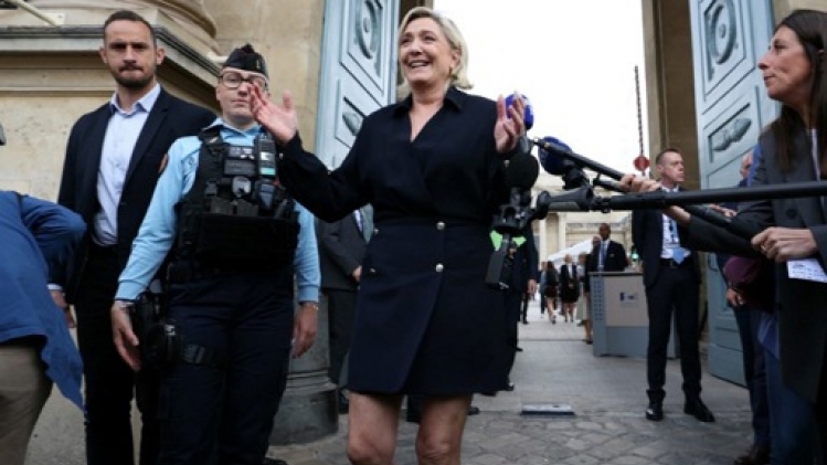 L'accession au pouvoir n'est que partie remise, affirme Le Pen en arrivant à l'Assemblée