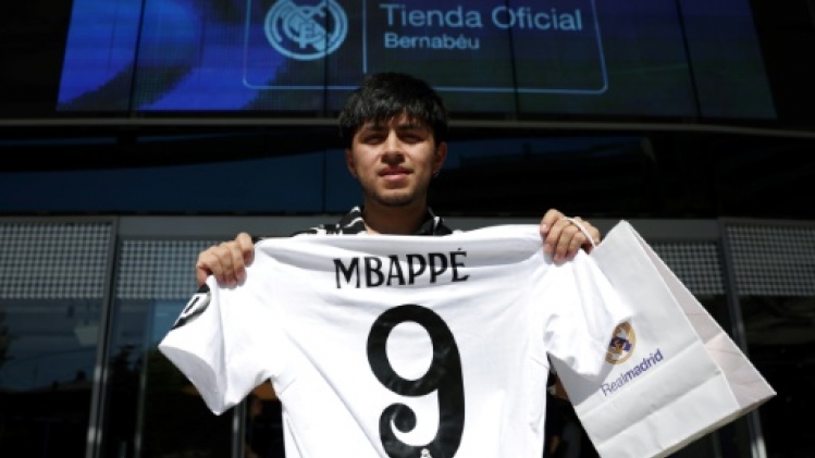 Après tant d'années, il est enfin là!: à Madrid, les fans peuvent s'offrir le maillot officiel de Mbappé