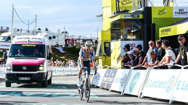 Le Néerlandais Bram Welten hors des délais, Girmay déclassé du sprint intermédiaire