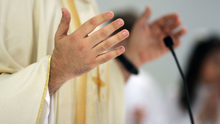 Un pédocriminel agressé sexuellement par un prêtre dans son enfance indemnisé: "Nous nous occupons de toutes les victimes"