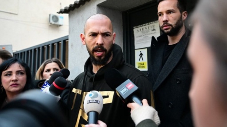 L'influenceur masculiniste britannique Andrew Tate finalement interdit de voyage dans l'UE