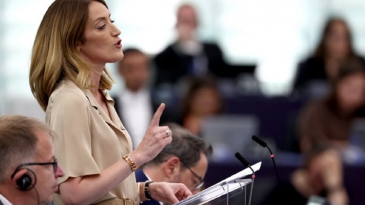 Parlement européen: Roberta Metsola fait expulser une députée d'extrême droite