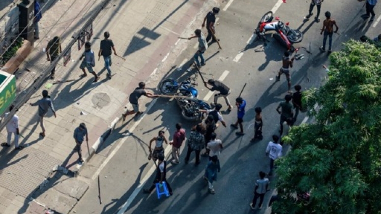 104 policiers et 30 journalistes parmi les blessés, bâtiments gouvernementaux incendiés