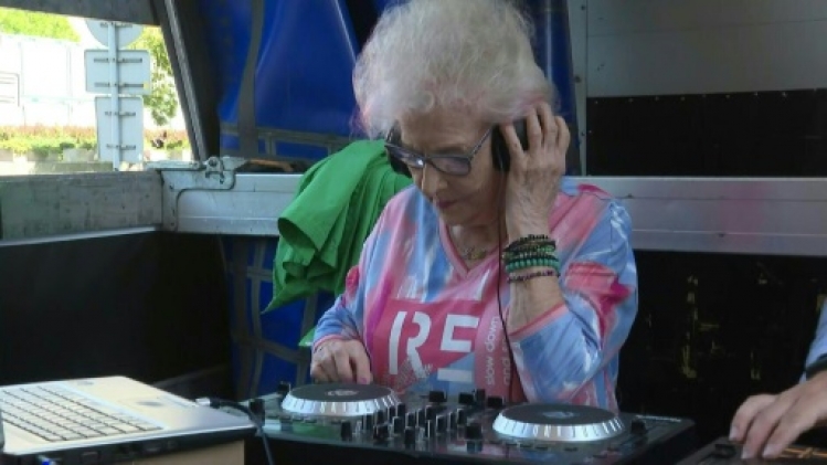 A 85 ans, une DJ polonaise se joue des clichés sur les séniors