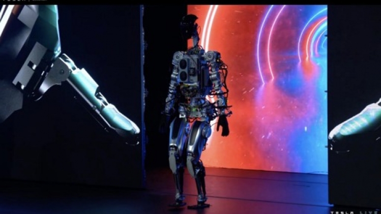 Tesla veut commencer à produire et à utiliser des robots humanoïdes l'année prochaine