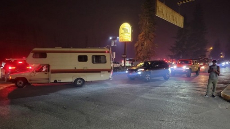 Un feu de forêt atteint une ville située dans le plus grand parc des Rocheuses canadiennes
