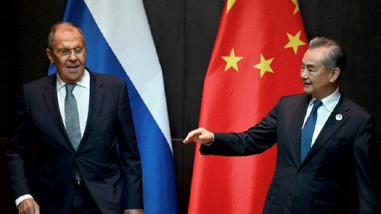 Rencontre entre les chefs des diplomaties russe et chinoise au Laos