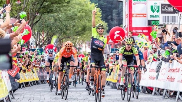 Le tenant du titre Colin Stüssi fait coup double sur le premier sommet de l'épreuve