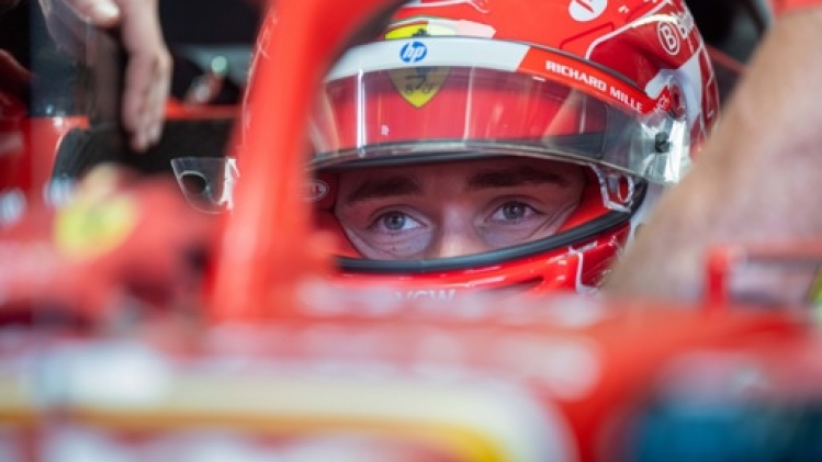 Charles Leclerc profite de la pénalité de Max Verstappen pour prendre la pole position