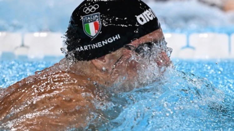 Nicolo Martinenghi remporte le 100m brasse devant Adam Peaty