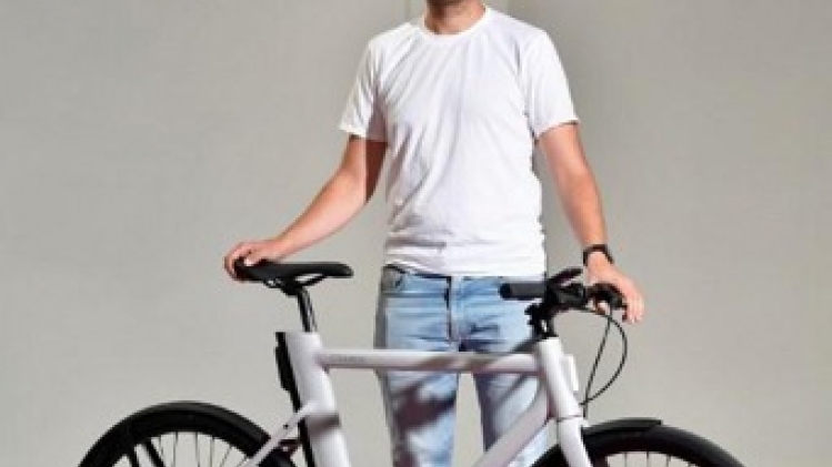 Cowboy encourage les gens à faire la course à vélo, le maire d'Amsterdam s'y oppose