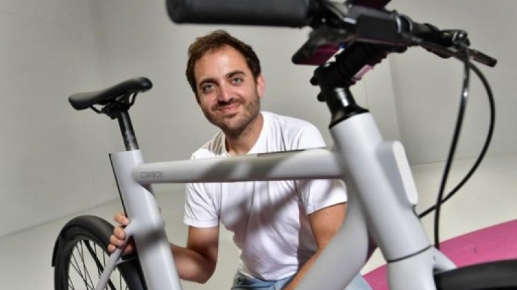 Cowboy encourage les gens à faire la course à vélo, le maire d'Amsterdam s'y oppose