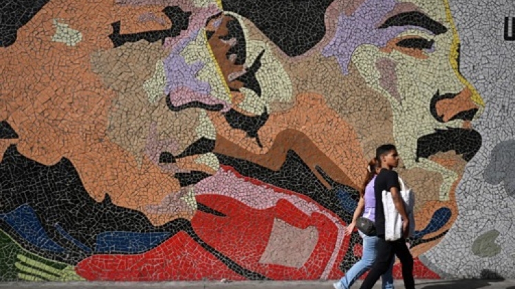 Des statues d'Hugo Chavez déboulonnées après la présidentielle