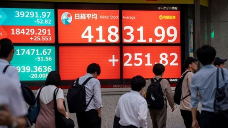 Le yen s'envole après une hausse de taux de la Banque du Japon