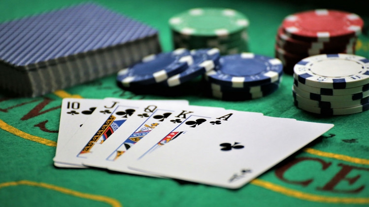Caméras discrètes au casino: deux hommes soupçonnés de triche au poker en prison