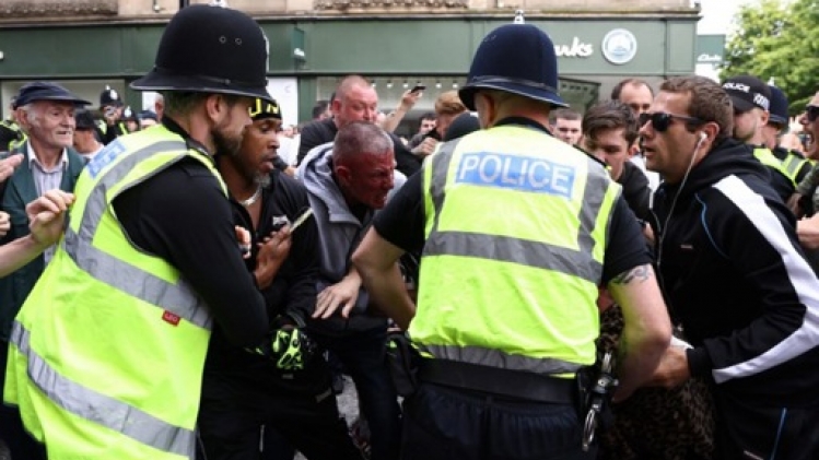Plus de 90 interpellations lors des émeutes au Royaume-Uni