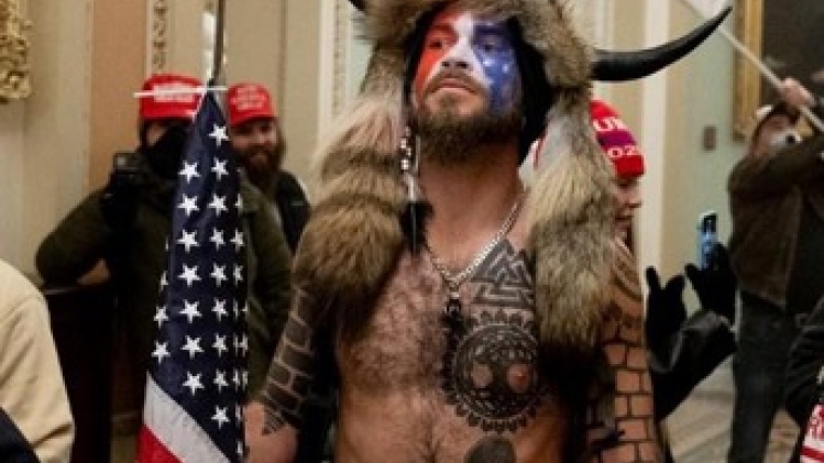 L'homme aux cornes de l'assaut du Capitole va récupérer sa coiffe et sa lance