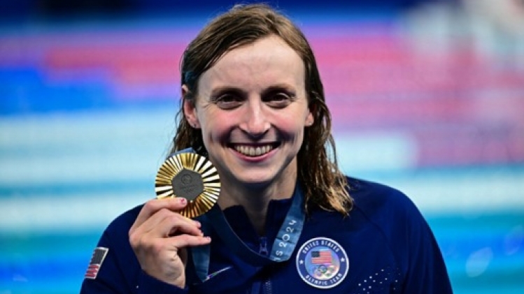 Katie Ledecky et Nick Mead porte-drapeaux américains lors de la cérémonie de clôture