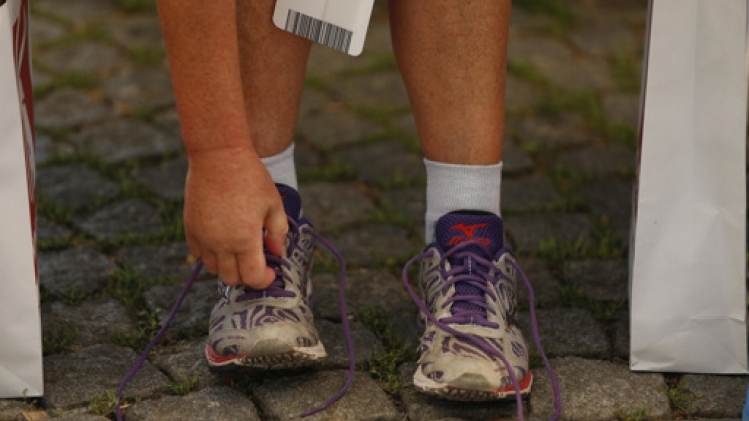 Les premiers marcheurs de la Dodentocht franchissent la ligne d'arrivée à Bornem