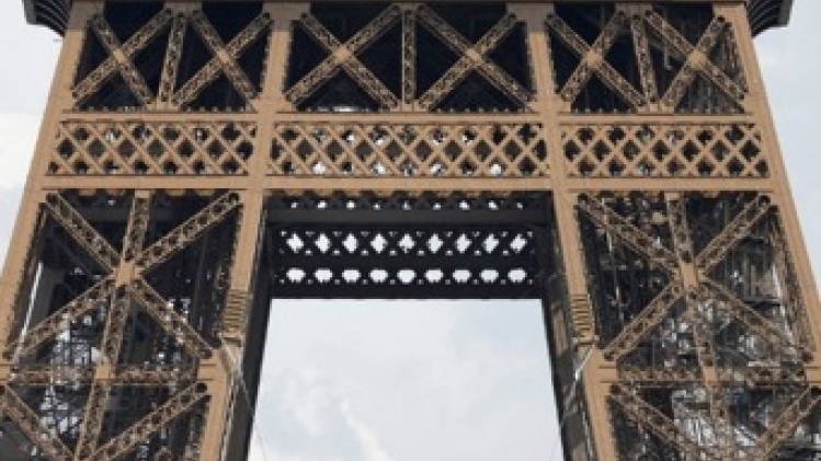 Un homme escalade la tour Eiffel à Paris avant d'être interpellé