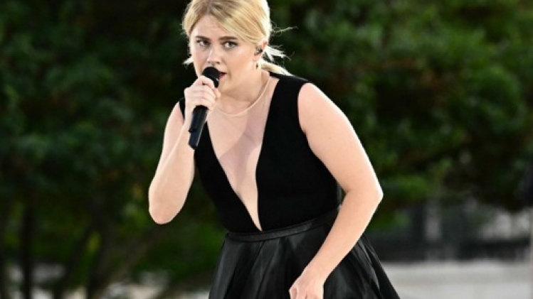 JO-2024: Zaho de Sagazan chante Sous le ciel de Paris pour l'extinction de la vasque