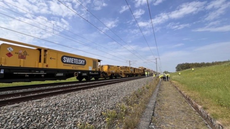 Un train-usine géant travaille au renouvellement de la LGV 1 entre Leuze et Brugelette