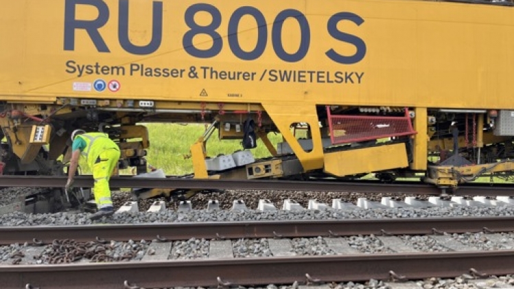 Un train-usine géant travaille au renouvellement de la LGV 1 entre Leuze et Brugelette