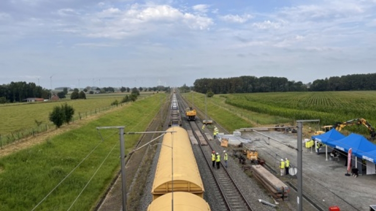 Un train-usine géant travaille au renouvellement de la LGV 1 entre Leuze et Brugelette