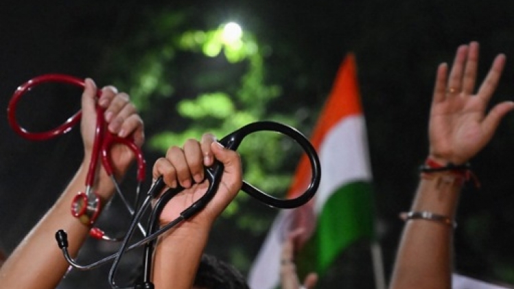 Inde: des milliers de femmes manifestent après le viol et le meurtre d'une soignante