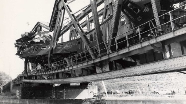 Une plaque pour commémorer les victimes de la catastrophe du pont de Luttre, 50 ans après